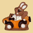 Hase im Karottenauto Schokoladefigur