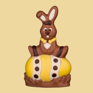 Hase auf Ei Schokoladefigur