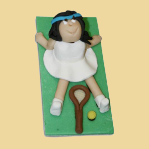 Marzipan Tennisspielerin sitzend