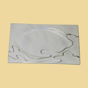 Glasuntersetzer oval weissopal mit Linien und Spiralen in silber 22x14cm