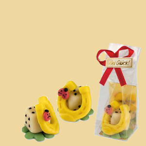 Marzipan Hufeisen auf Würfel Glücksbringer