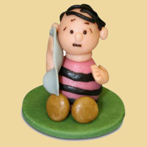 Marzipanfigur Kind mit Kuscheldecke