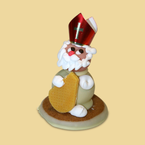 Marzipan Nikolo in weißer Schokolade auf Lebkuchen