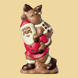 Weihnachtsmann trägt Elch Schokoladefigur
