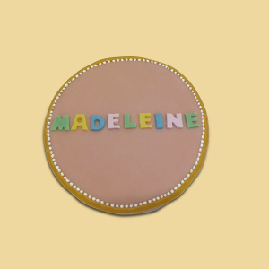 Torte mit Marzipanbuchstaben