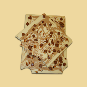 Hausgemachte Weisse Bruchschokolade mit Karamellstückchen & kandierten Haselnüssen per 100g