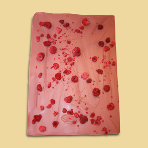 Hausgemachte Ruby Himbeerbruchschokolade mit getrockneten Himbeeren per 100g