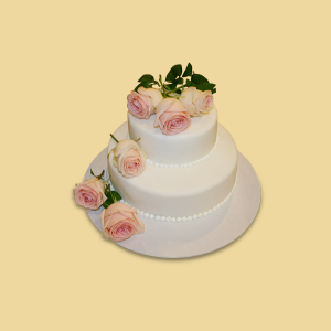 Hochzeitstorte mit frischen Rosen