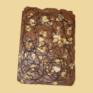 Hausgemachte Vollmilch Bruchschokolade mit getrockneten Bananen per 100g