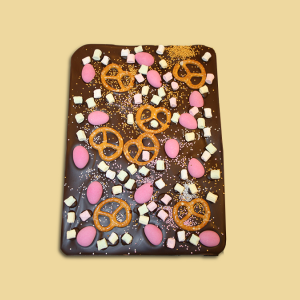 Hausgemachte Zartbitter Bruchschokolade mit Himbeermandeln, Marshmallows, Brezeln & Streusel per 100g