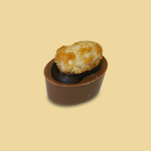 Mandel Schiffchen mit Mandelnougat per 100g