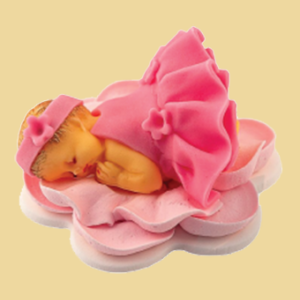 Baby mit Kleid schlafend auf pinker Blume