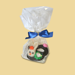 Marzipan Hasenkopf mit Eiern auf Schokolade