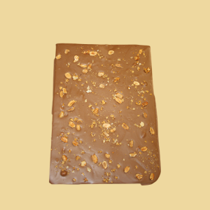 Hausgemachte Vollmilch Bruchschokolade mit kandierten Erdn&uuml;ssen per 100g