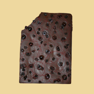 Hausgemachte Zartbitter Bruchschokolade mit Amarenakirschen, Sauerkirschen & Kirsch&ouml;l per 100g