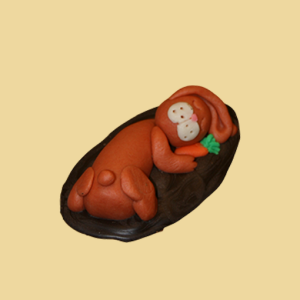 Marzipan Osterhase schlafend auf Schokobett