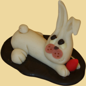 Marzipan Osterhase liegend auf Schokobett