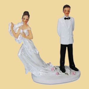 Brautpaar Bräutigam steht am Kleid 12cm