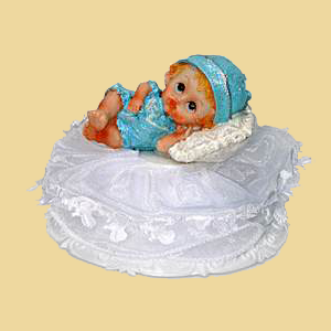 Baby auf Podest in blau 12,5cm